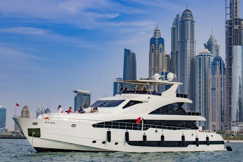 Billet Dubai Harbor : Expérience d'un superyacht avec musique et boissons en direct