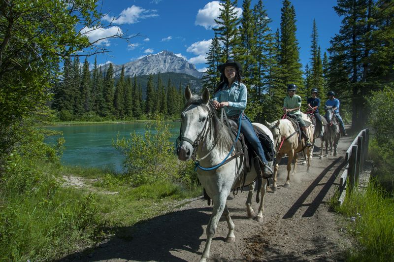 Billet Balade à cheval le long de la rivière Bow au départ de Banff