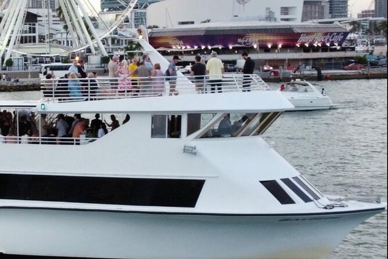 Billet Ultimate Miami Boat Party avec Open Bar gratuit et Live DJ