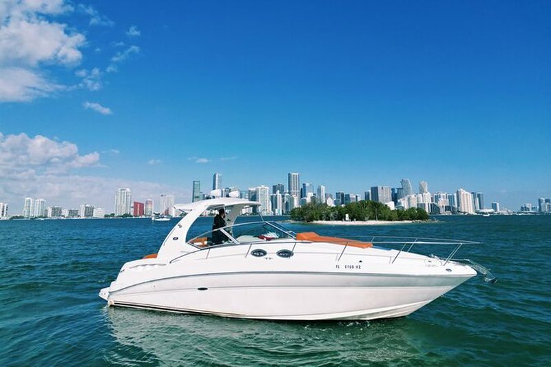 Billet Private Captained Yacht : Skyline Views & Golden Hour Cruise