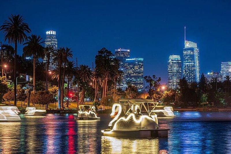 Billet Balade nocturne en bateau Swan au lac Echo Park