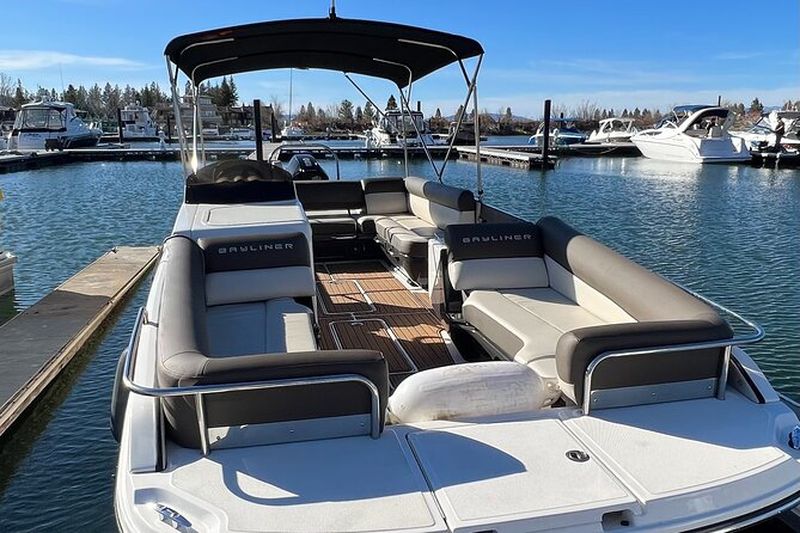 Billet Excursions privées en bateau sur le lac Tahoe pouvant accueillir jusqu'à six personnes.