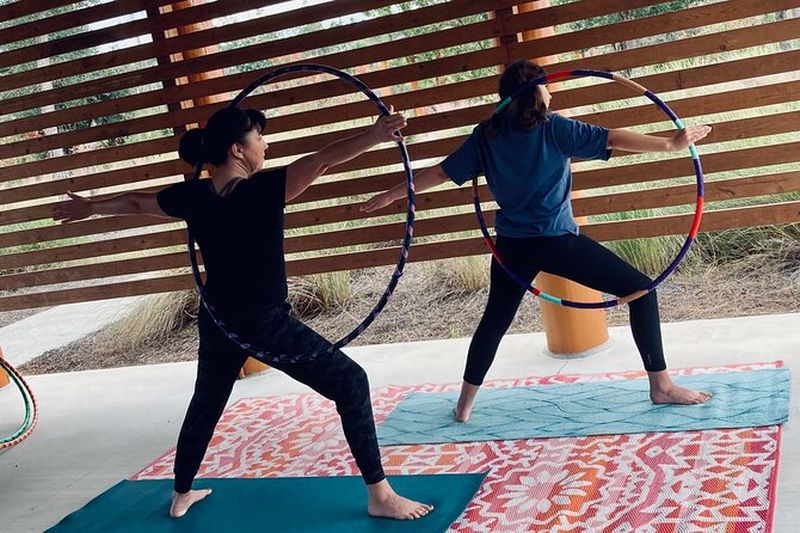 Billet Yoga amusant avec un Hula Hoop