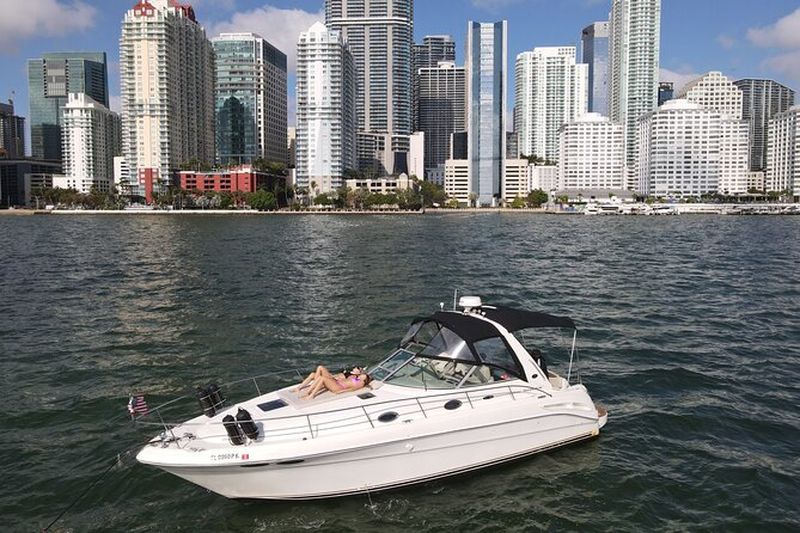 Billet Location d'un yacht privé de 37 pieds à Miami pour 12 personnes maximum