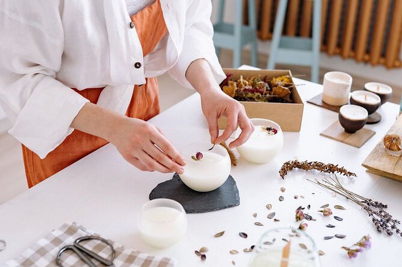 Billet Cours de fabrication de bougies DIY dans un bar à vin local à Atlanta