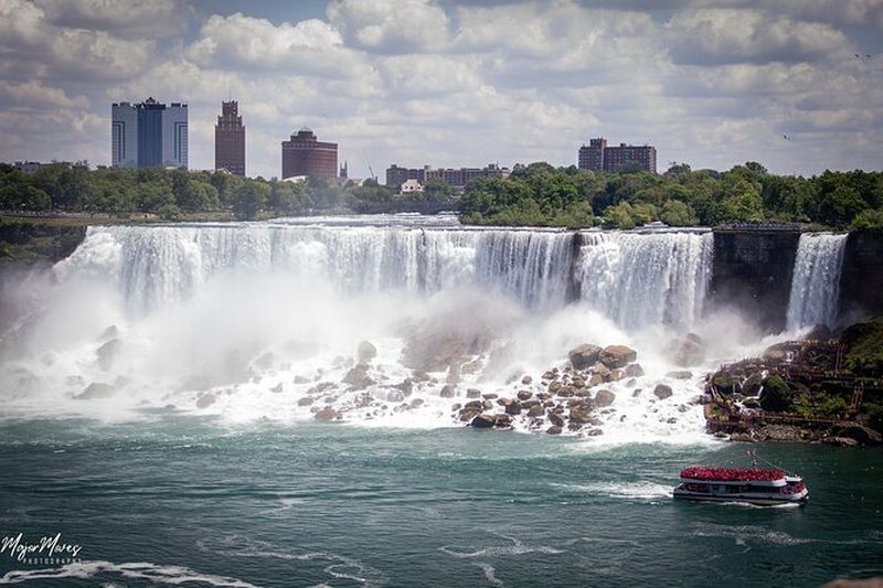Billet Excursion d'une journée aux chutes du Niagara en avion incluant le spectacle saisonnier Maid of the Mist