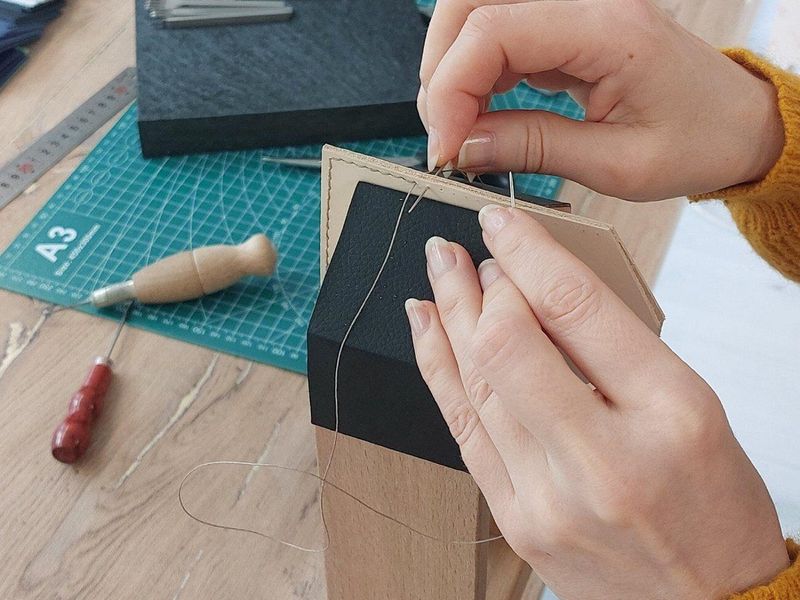 Billet Atelier - Fabriquez votre accessoire en cuir avec Laetitia