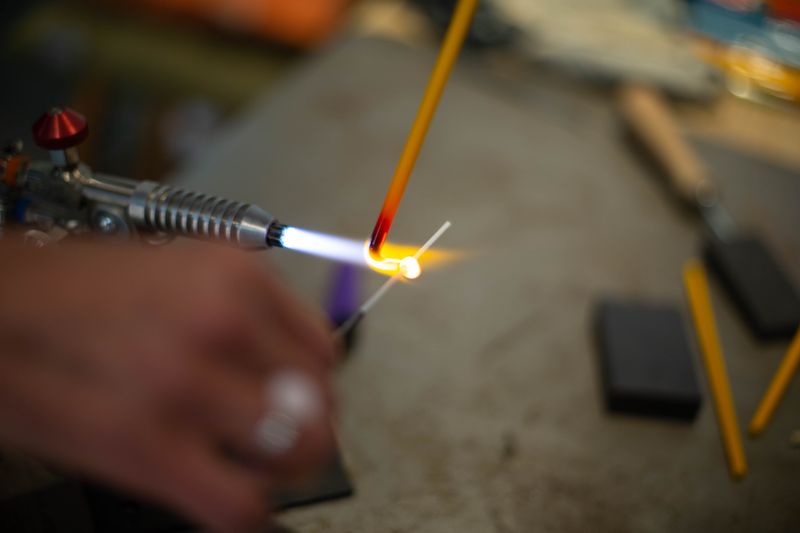 Billet Atelier - Réalisez votre bijou en verre grâce au filage