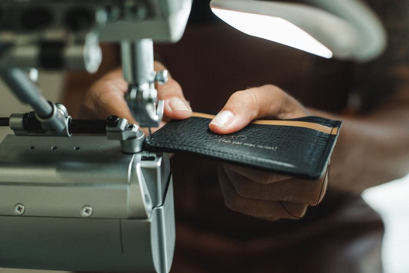 Billet Atelier - Fabriquez votre porte-cartes en cuir
