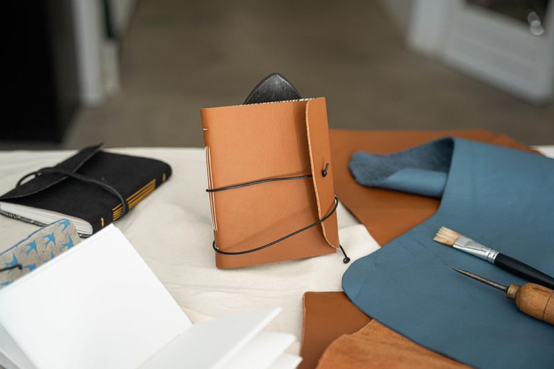 Billet Atelier - Fabriquez votre carnet à la couverture en cuir