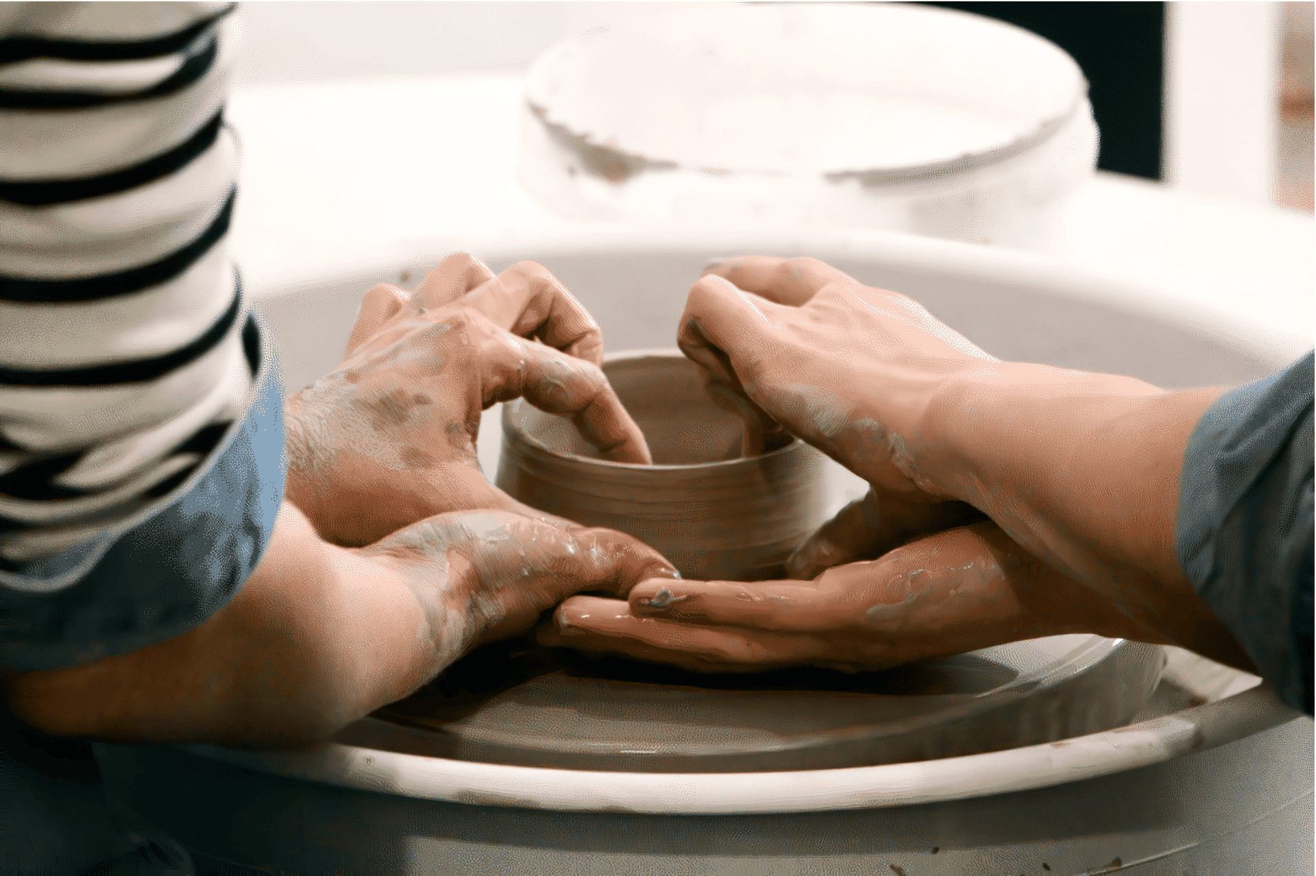 Façonner la céramique dans un atelier local