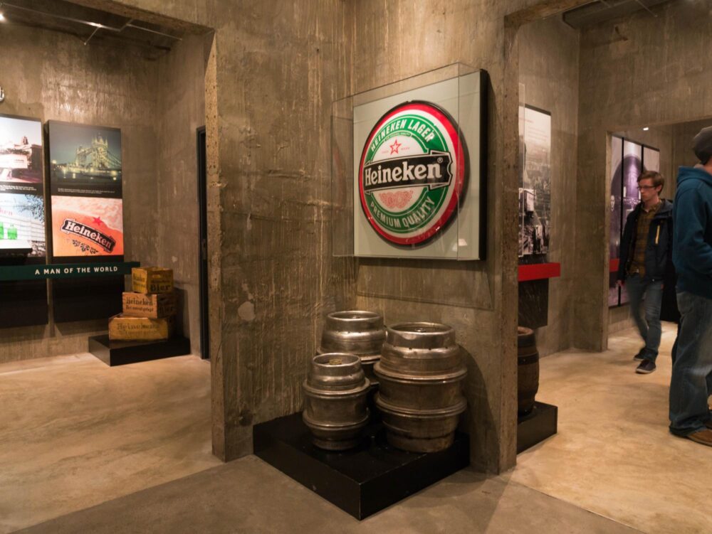 Intérieur de la Heineken Experience avec visiteurs