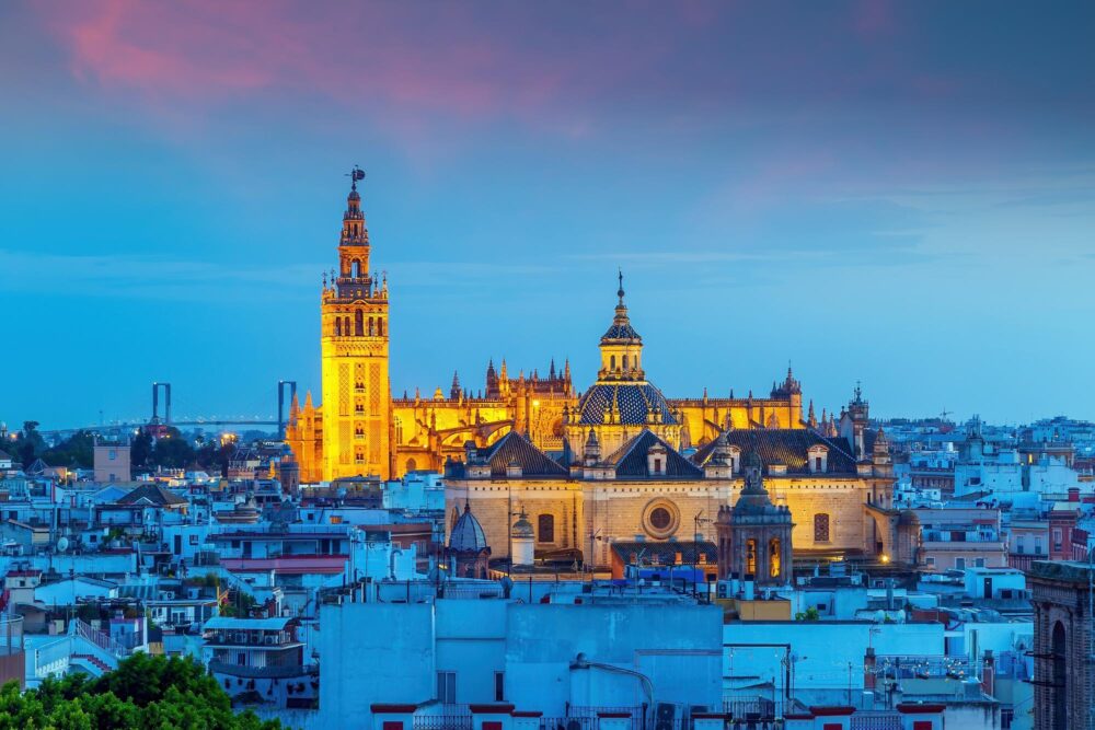 La cathédrale de Séville et la Giralda au centre de la ville au coucher du soleil