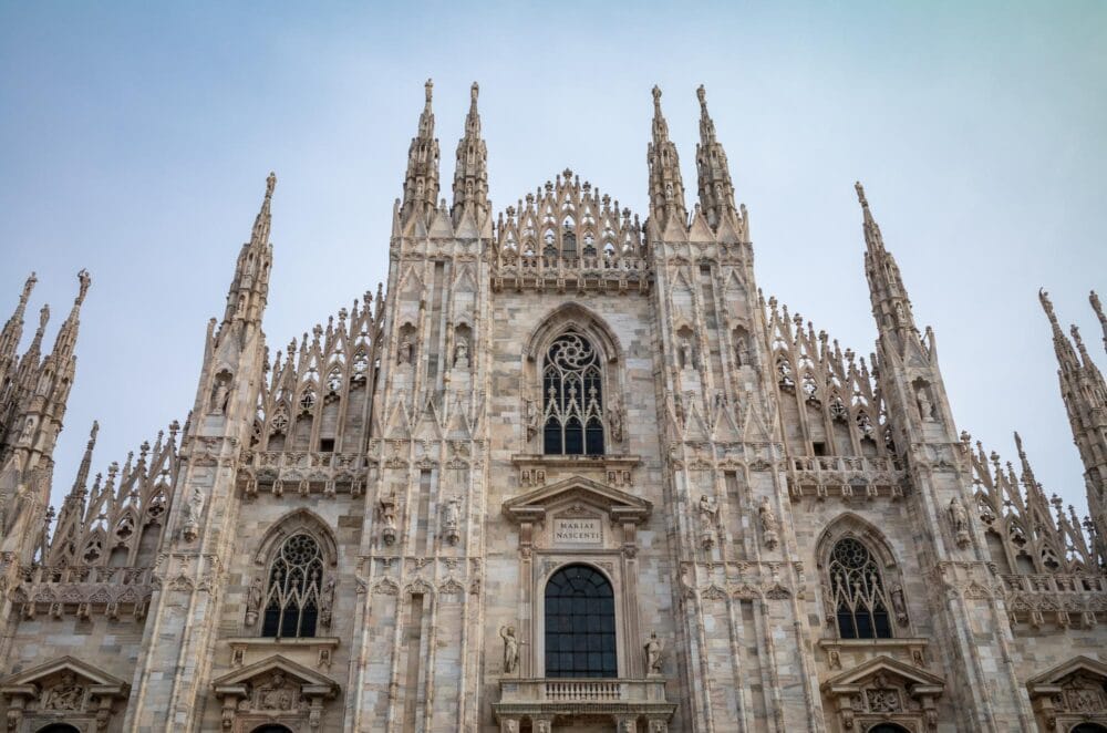 La majestueuse façade gothique du Duomo de Milan