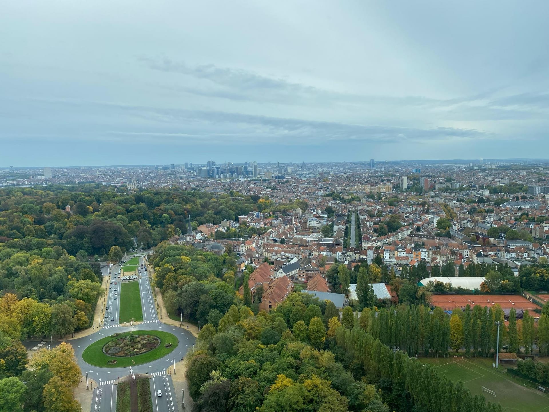 Vue panoramique à 360 degrés de Bruxelles depuis la sphère supérieure l’Atomium