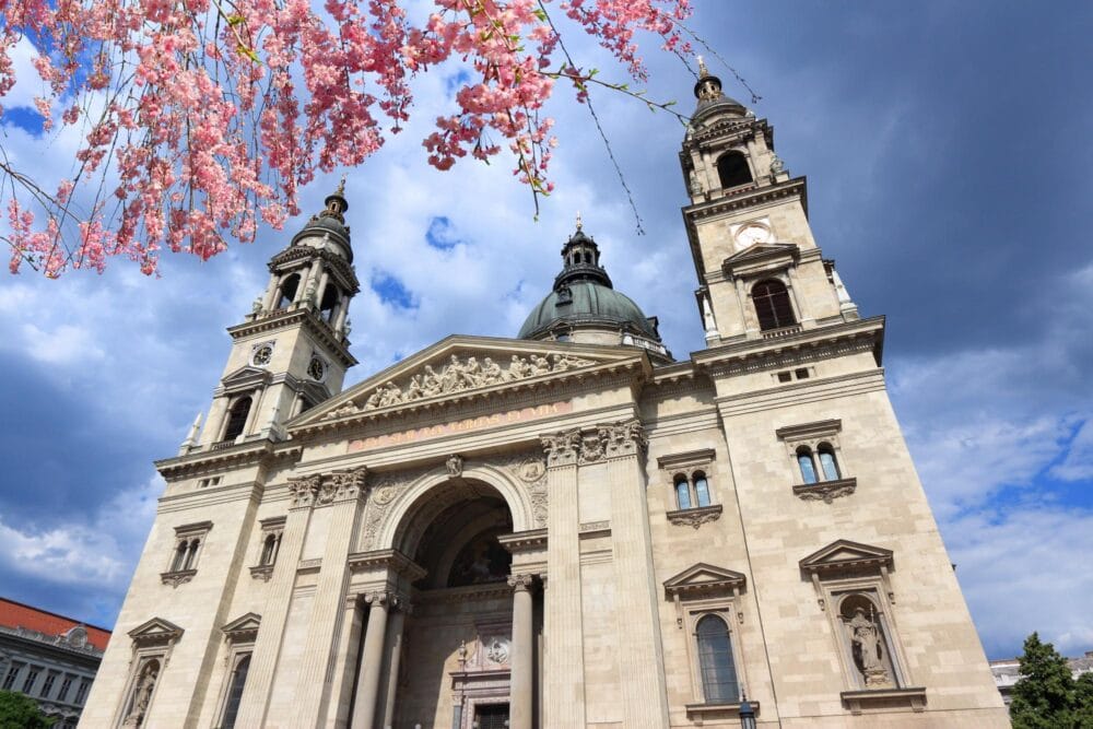 Façade de la Basilique Saint-Étienne à Budapest