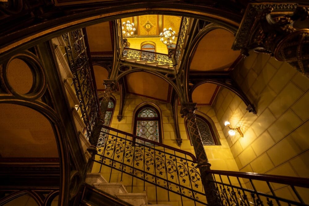 Intérieur du Parlement Hongrois avec vitraux et escaliers sinueux