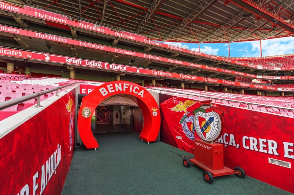 Le tunnel d’entrée du Stade de la Luz fait défiler les joueurs sous les ailes majestueuses de l’aigle Benfica.