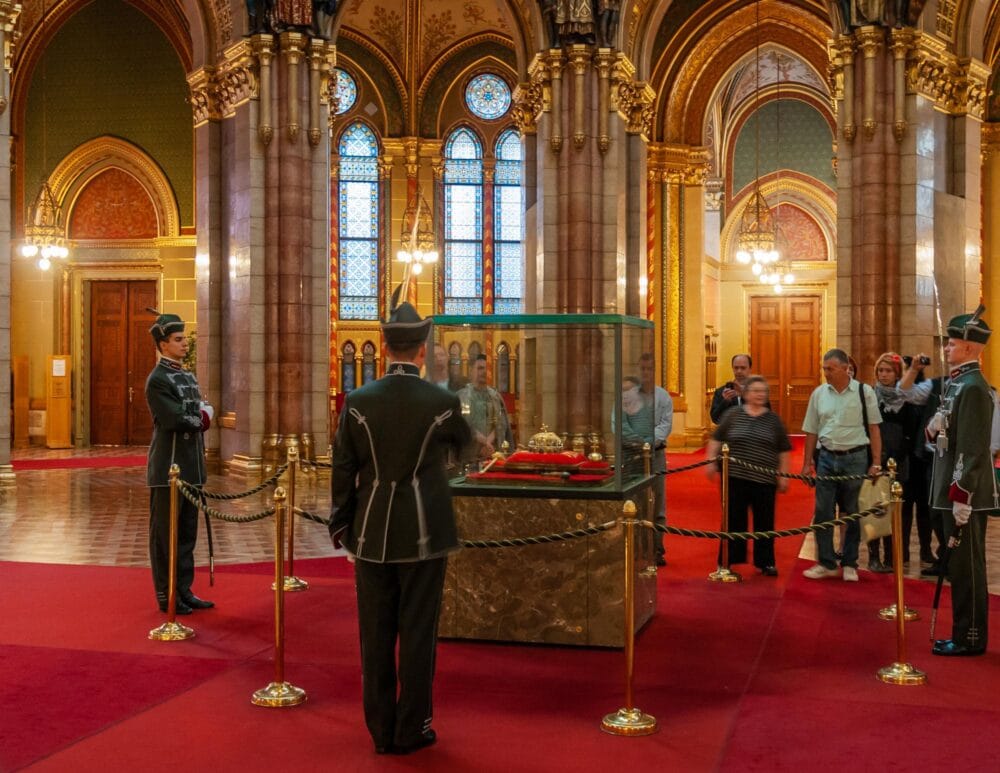 Saint Couronne au centre de la salle de la Coupole