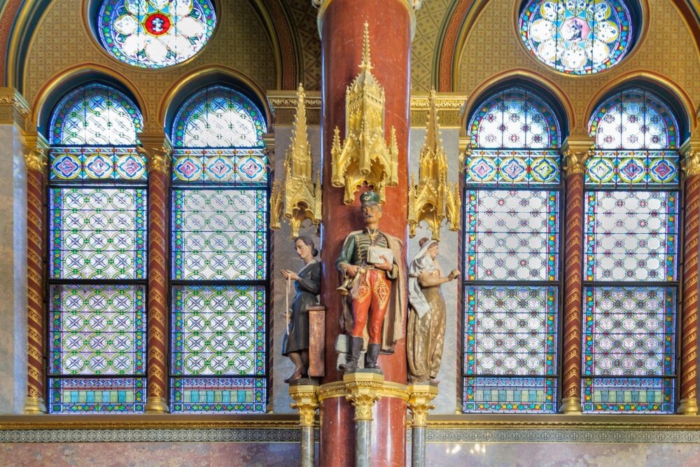 Statues dans les bâtiments du Parlement hongrois