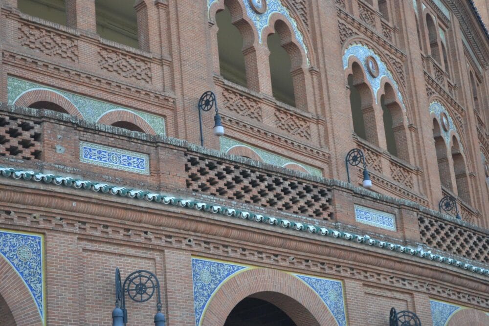 l'architecture néo-mudéjare emblématique des arènes