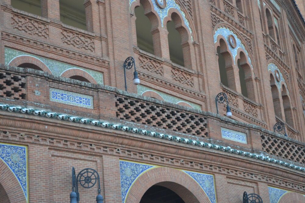 l'architecture néo-mudéjare emblématique des arènes