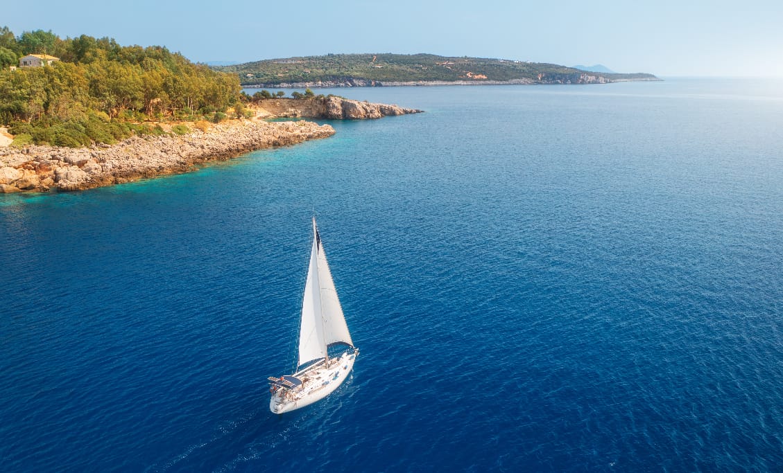 Naviguer en voilier le long des côtes
