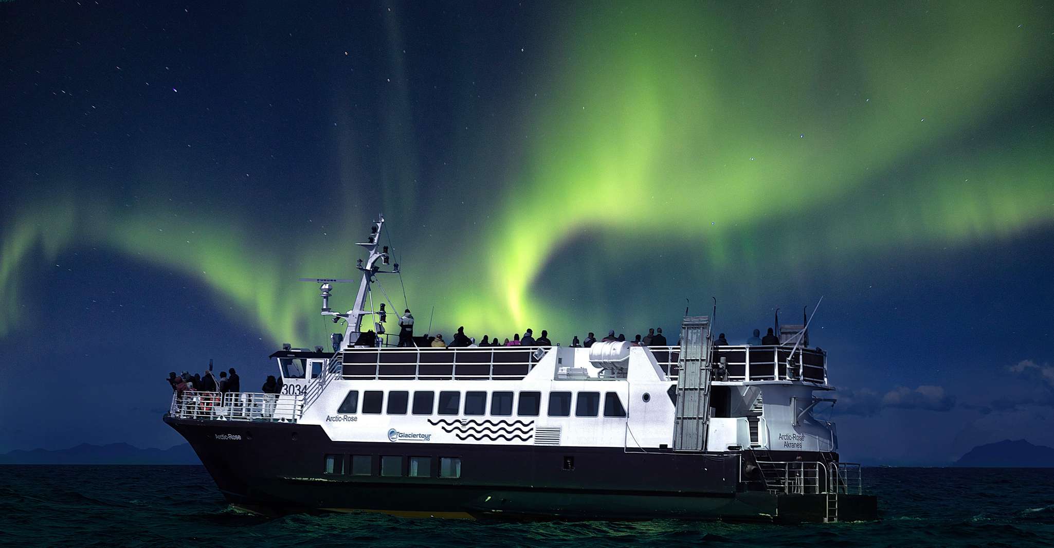 Observer les aurores boréales dans le ciel arctique