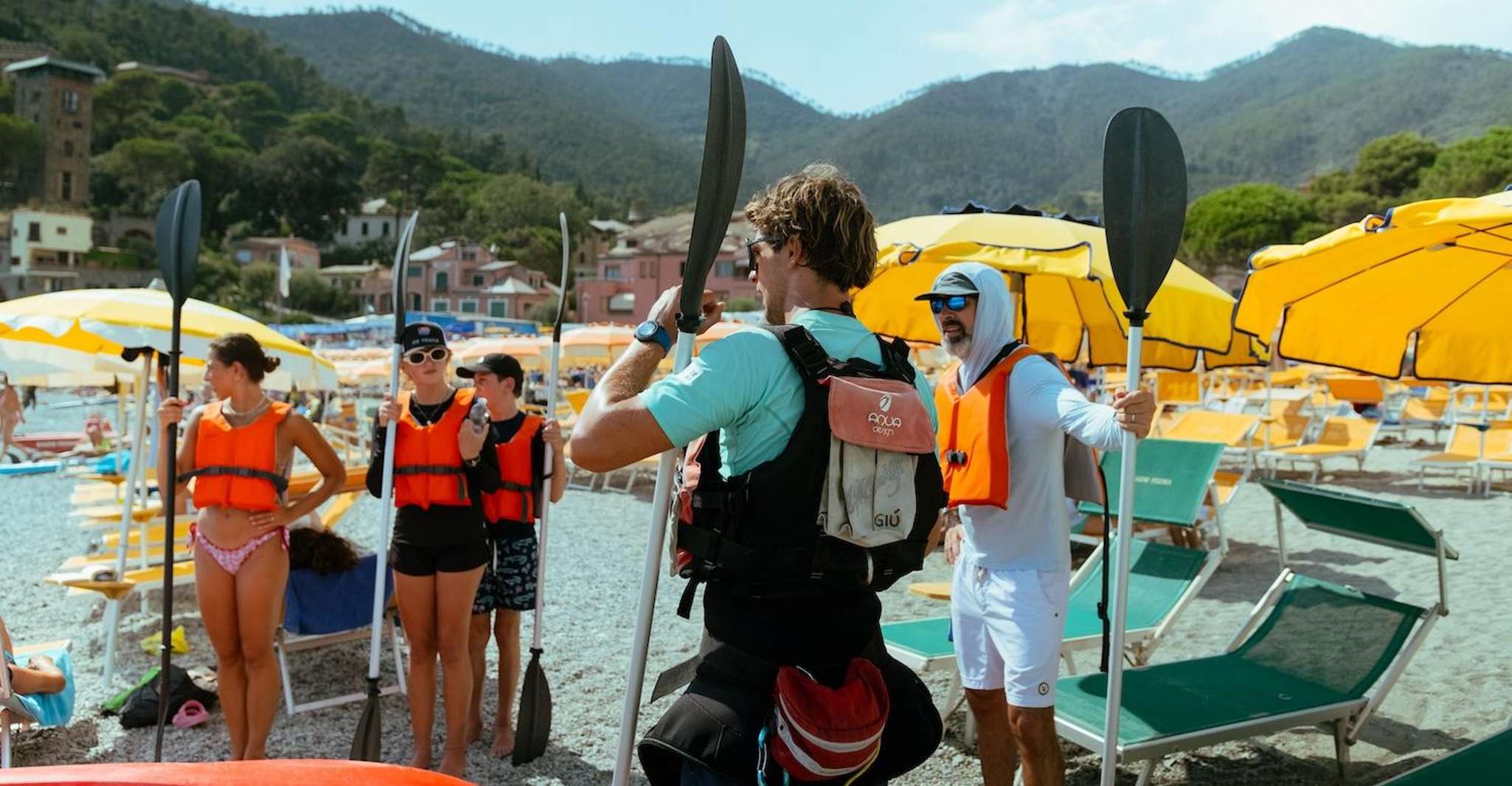 Pagayer en kayak entre les villages