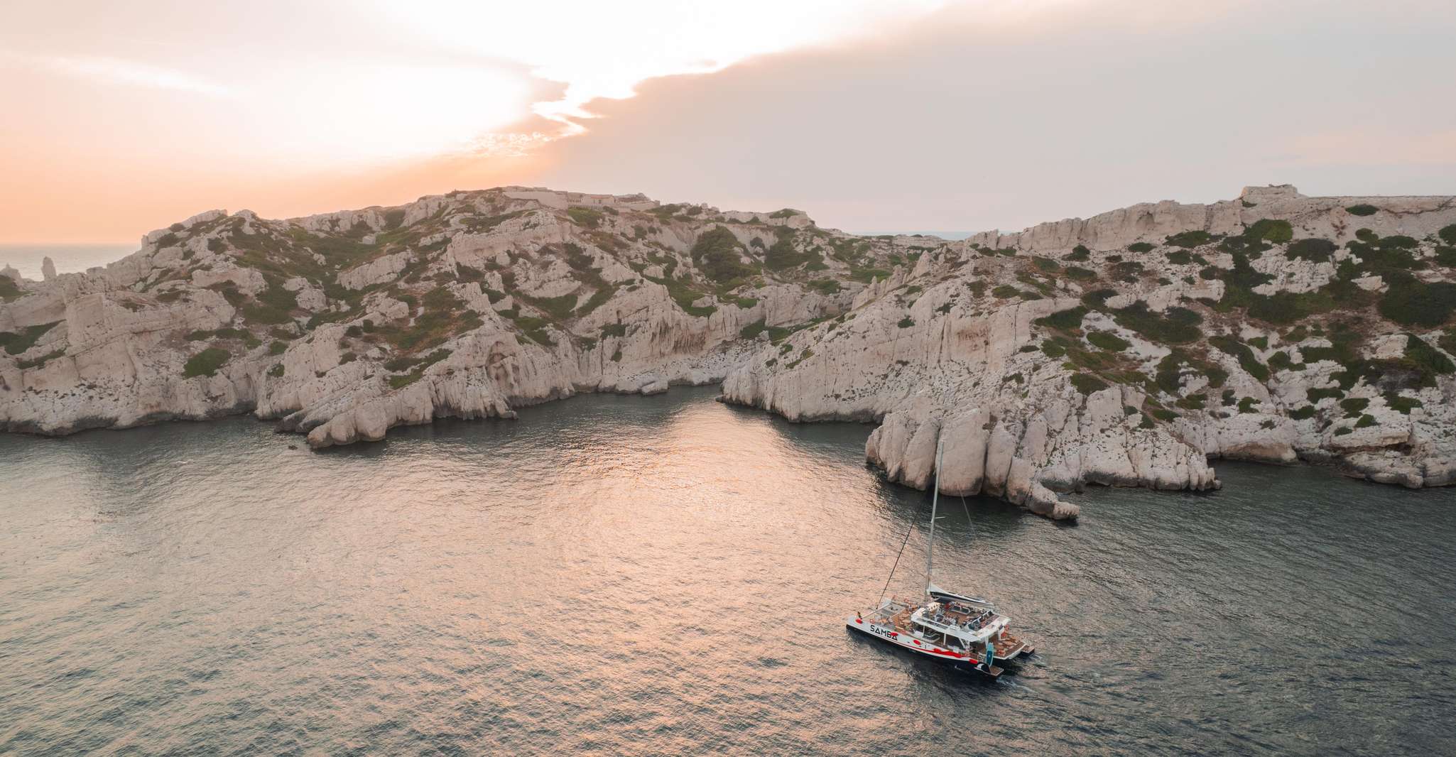 Naviguer en catamaran vers les calanques