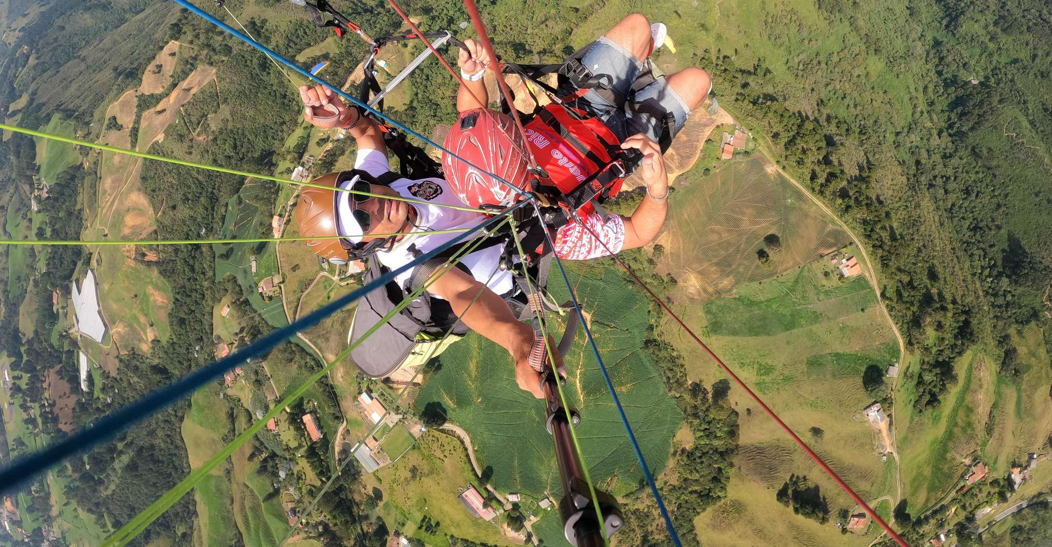 S'élancer depuis les collines en parapente sur la vallée