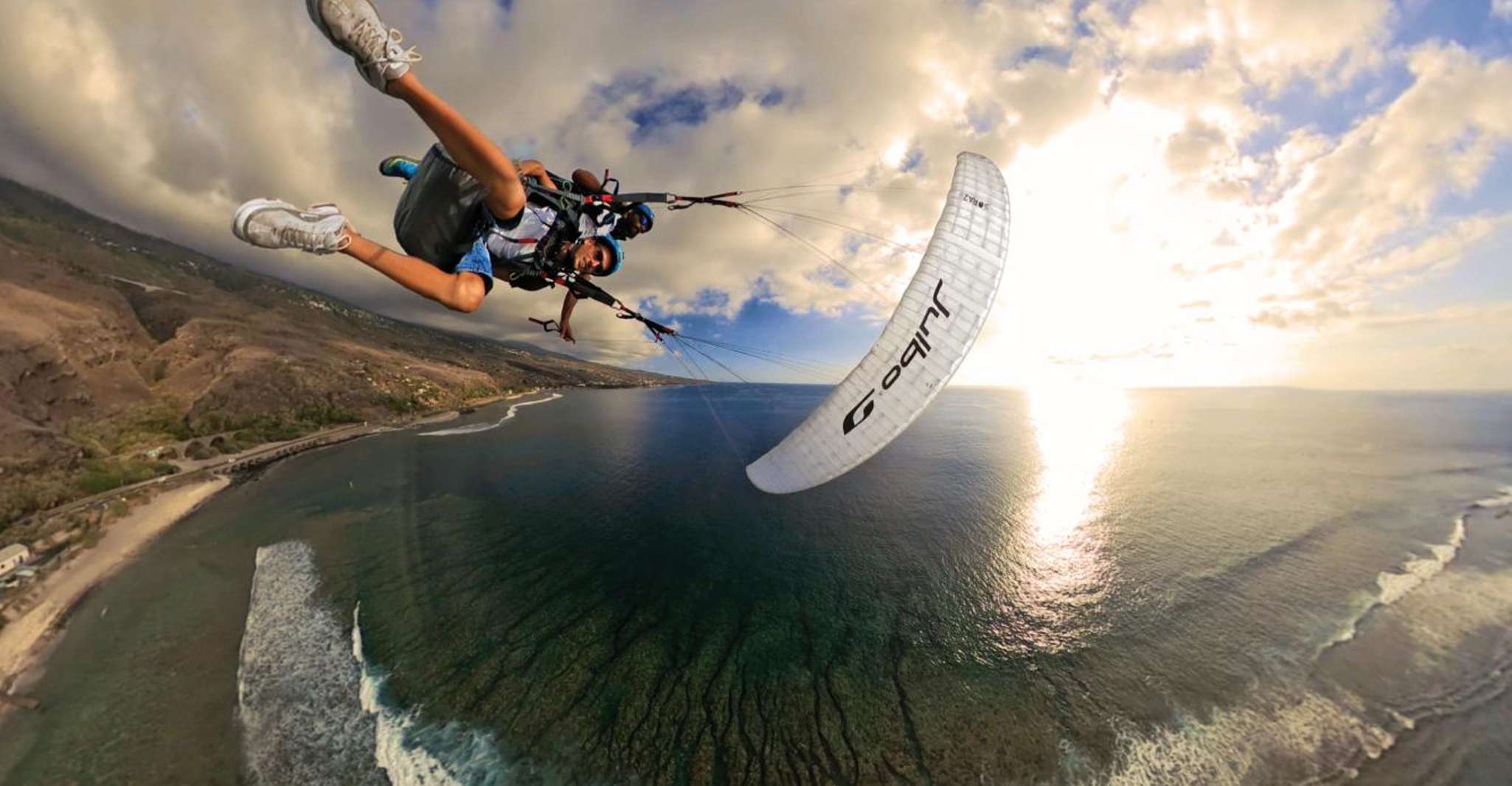 Survoler les côtes et volcans en parapente