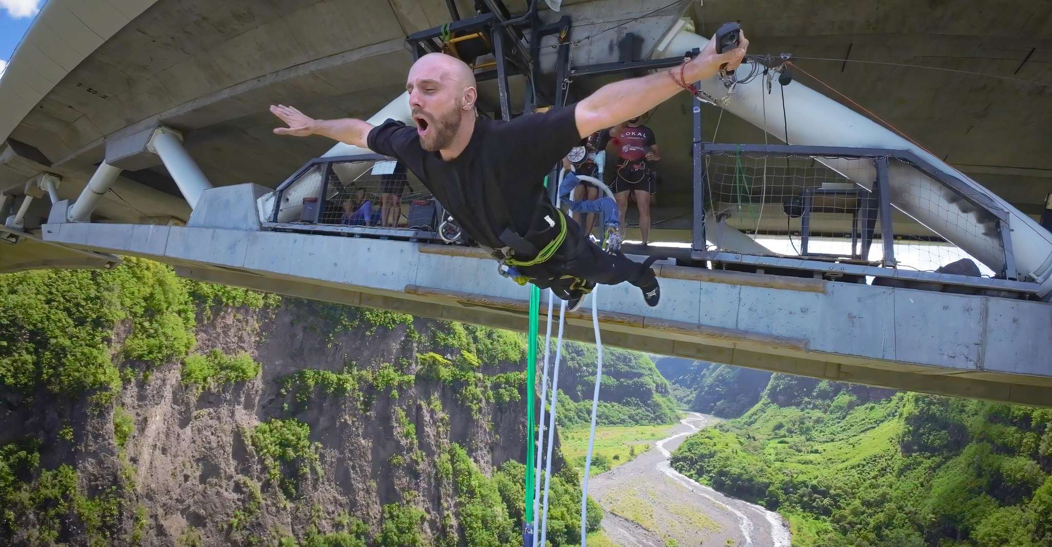 Sauter à l'élastique dans les paysages sauvages