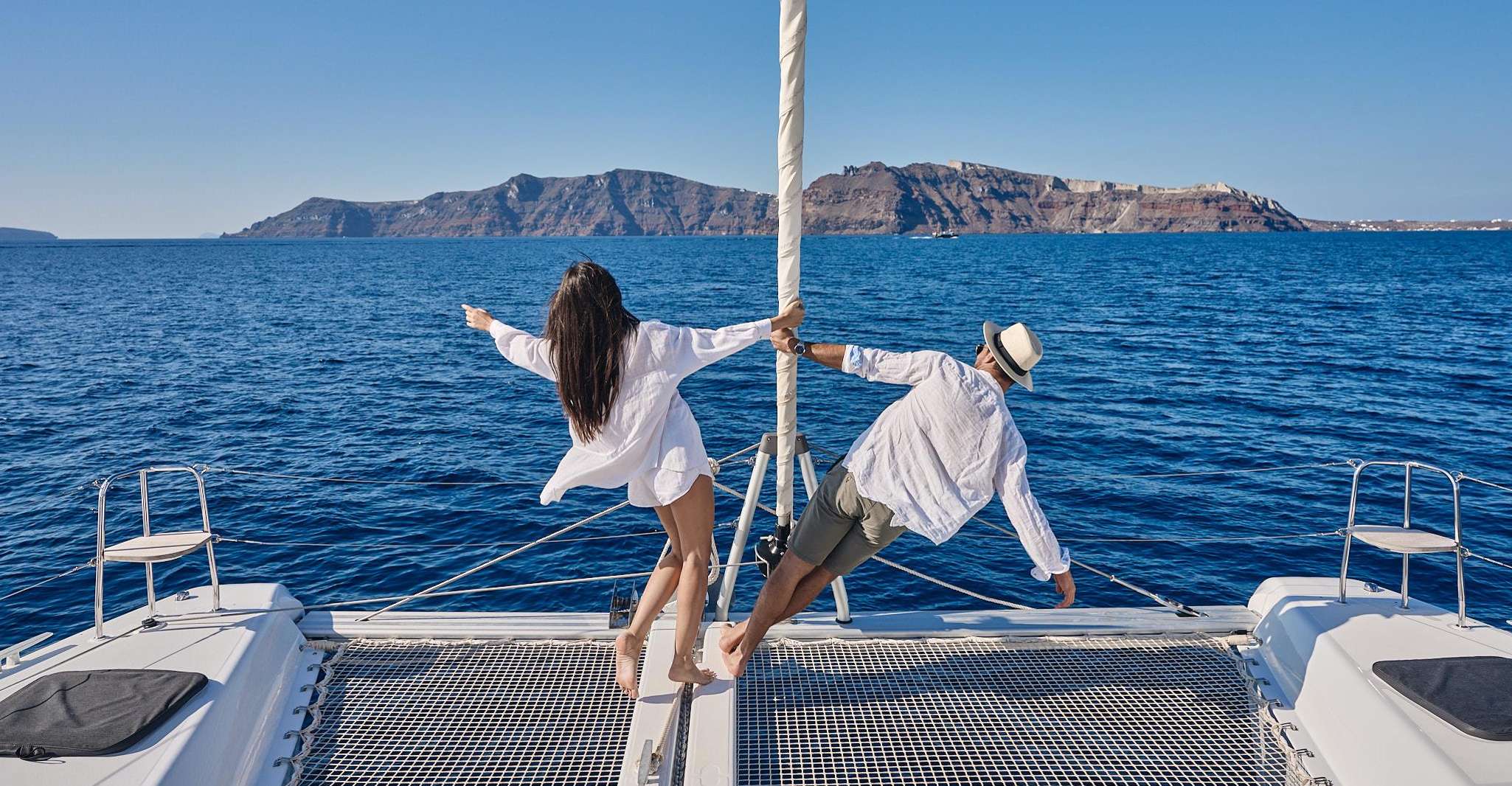 Naviguer en catamaran autour de la caldeira