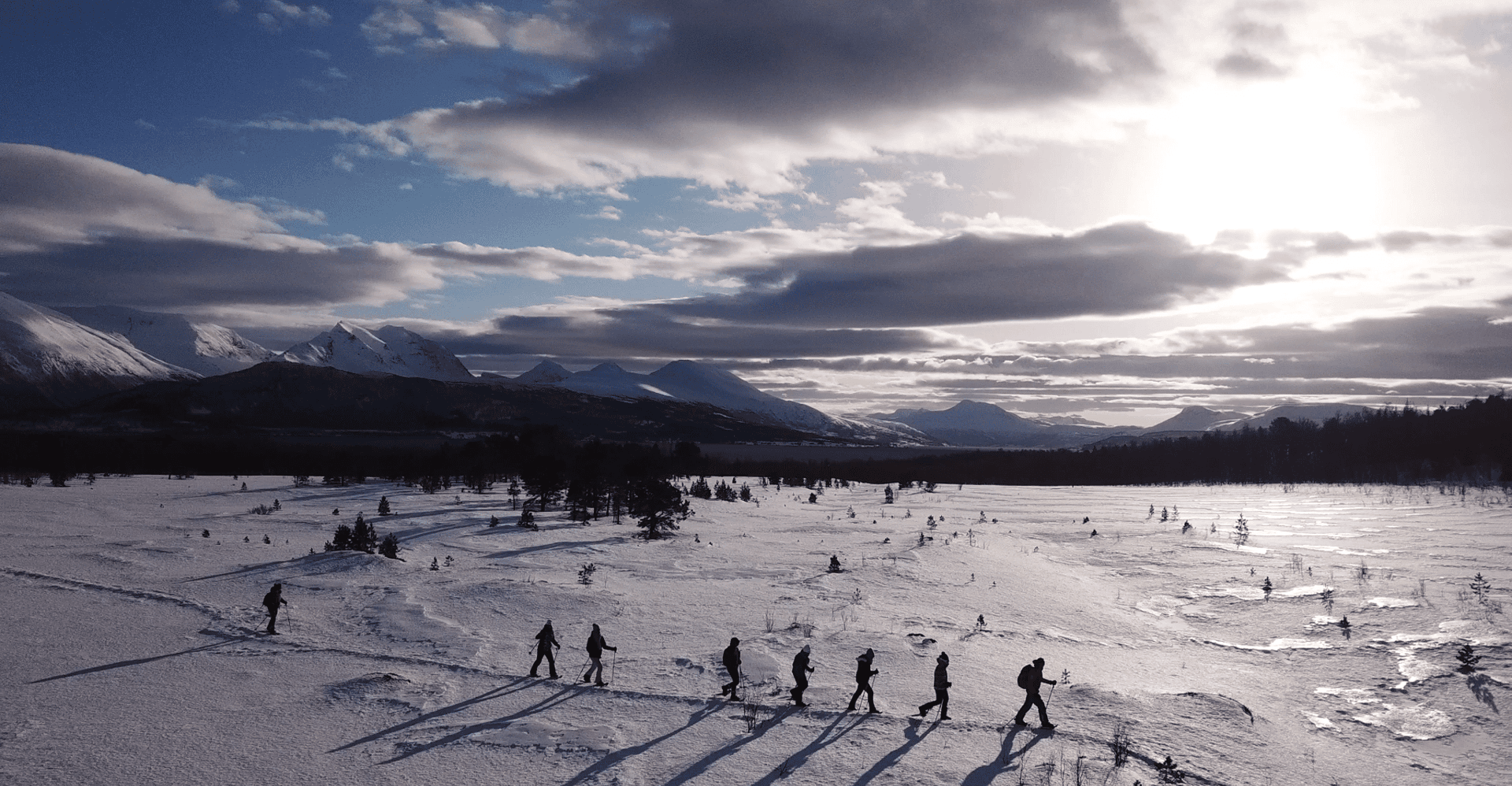 Randonner en raquettes dans la neige