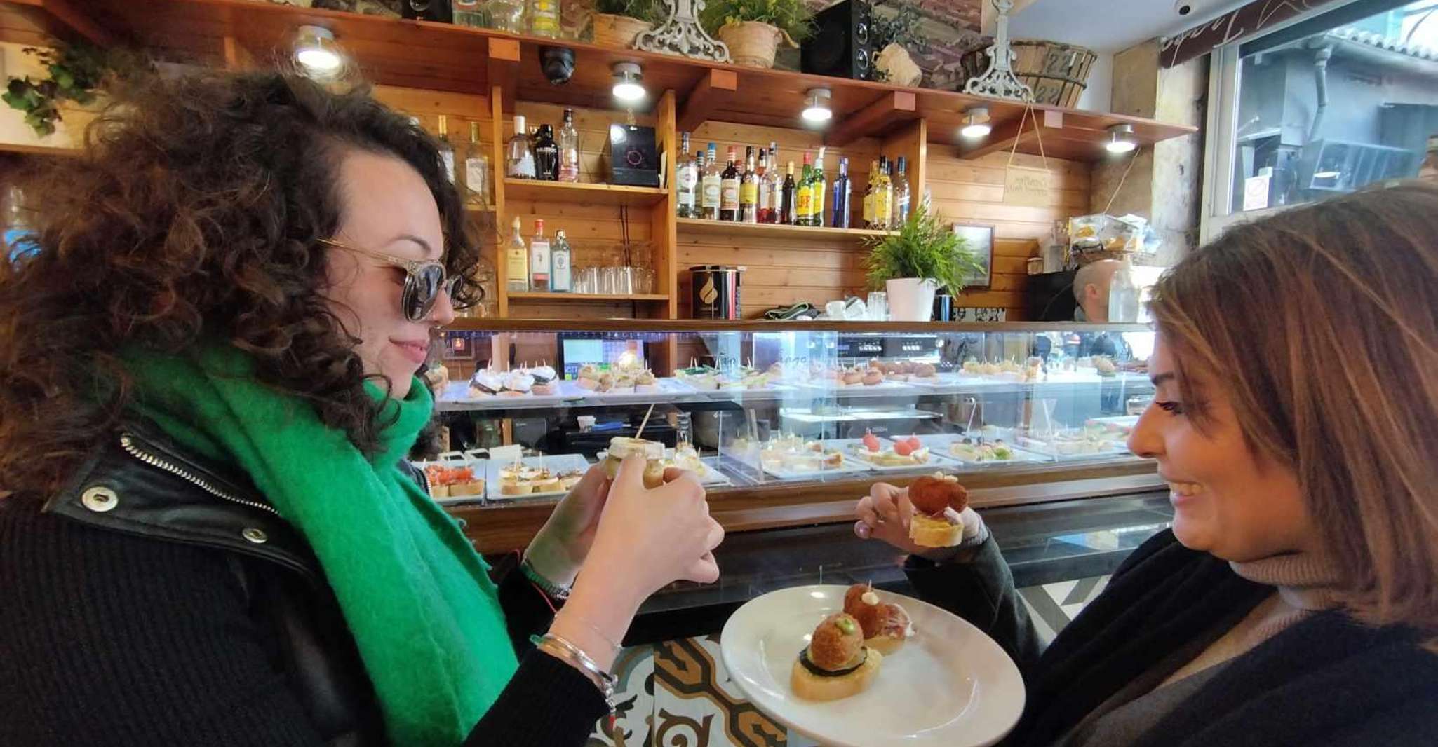 Goûter les tapas et la paella locale