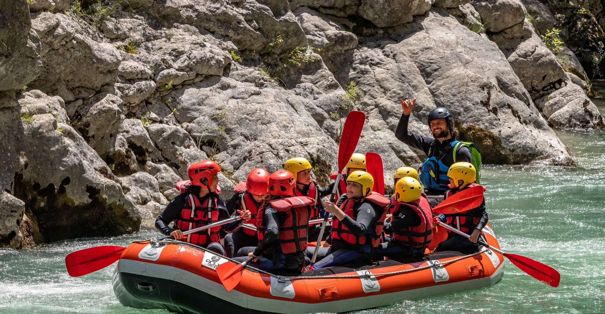 Dévaler les rapides du canyon en rafting