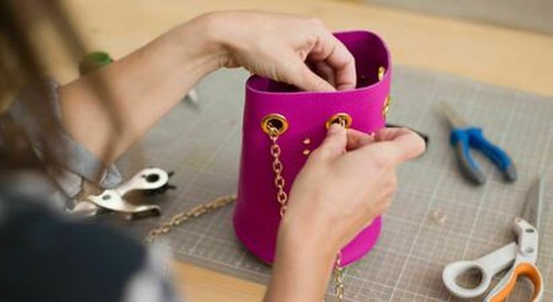 Atelier maroquinerie : fabrication de pochette ou sac à main à Marseille - Vieux Port
