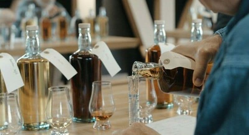 Atelier d'assemblage de whisky breton au cœur d'une distillerie historique à Lannion