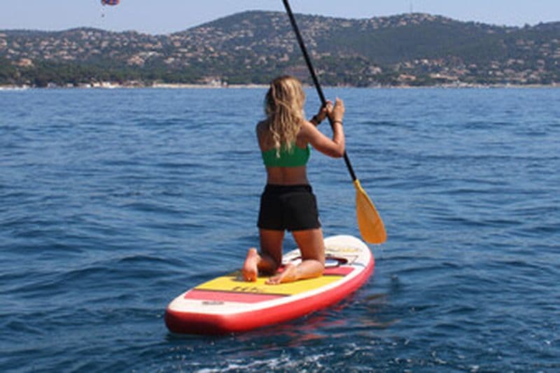 Location de stand up paddle avec fenêtre transparente sur plage de la Gaillarde à Issambres