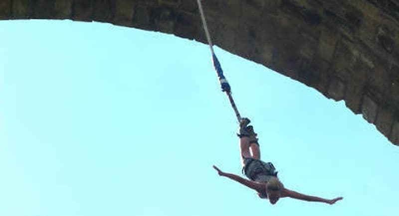 Saut à l'élastique au Viaduc de la tour sur Orb