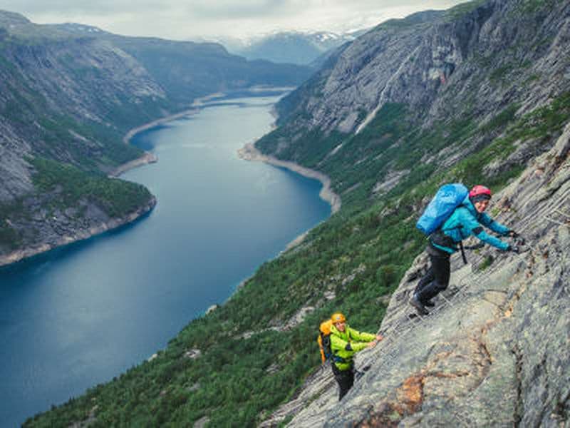 Nuit dans le dôme arctique avec Via Ferrata et randonnée à Trolltunga depuis Tyssedal