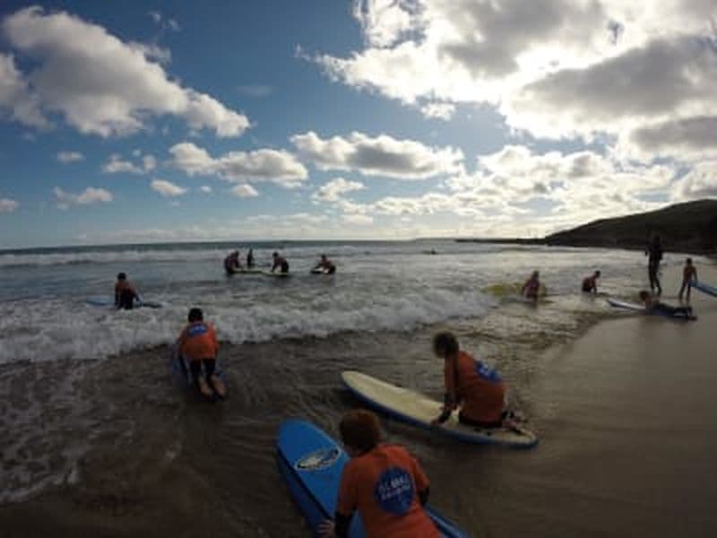 Cours de surf pour débutants sur la plage de Hayle, en Cornouailles