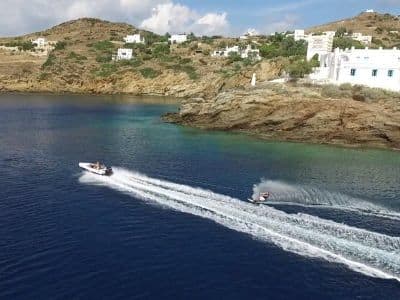 Sessions de wakeboard dans la baie de Mylopotas, Ios