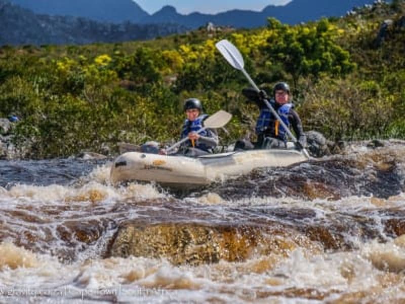 Rafting sur la rivière Palmiet dans la réserve naturelle de Kogelberg, Afrique du Sud