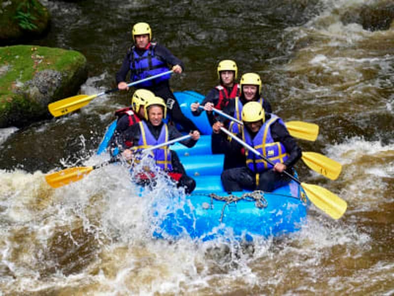 Rafting sur Le Chalaux dans le Parc naturel régional du Morvan, Bourgogne