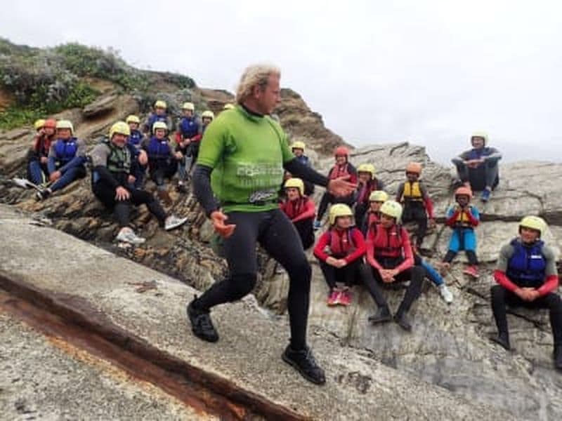 Cours de spéléologie et de coasteering en falaise à Newquay, en Cornouailles
