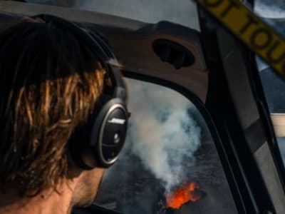 Vol panoramique en hélicoptère au-dessus du site de l'éruption volcanique