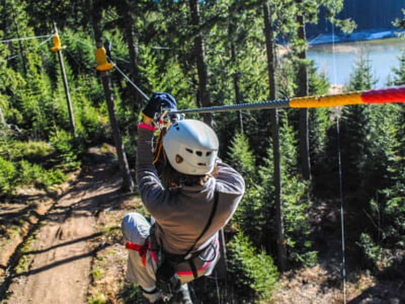 Zipline au-dessus de la rivière Sava près de Bled