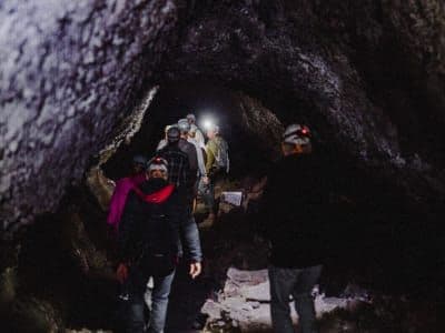 Spéléologie dans le tunnel de lave Cueva de Las Palomas à Las Manchas, La Palma